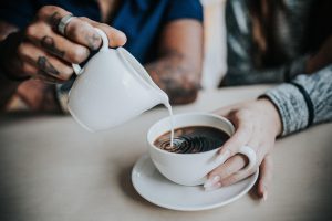 Une personne verse du café dans une tasse au Café Espoir